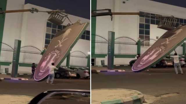 إزالة شعار النادي الأهلي القديم قبل تدشين الهوية الجديدة.. فيديو