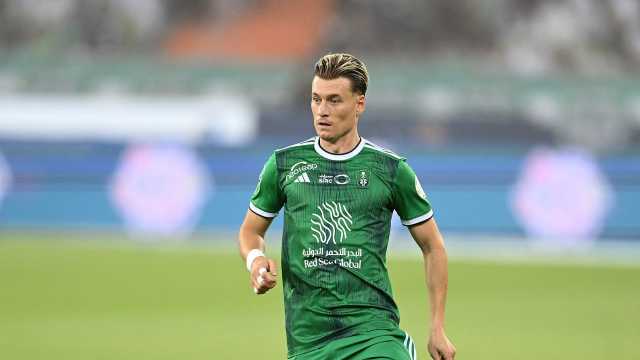 لاعب الأهلي السابق يؤجل حسم وجهته المقبلة