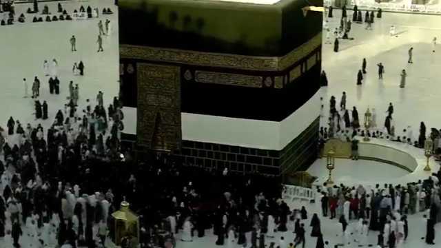نساء مكة يملأن صحن الطواف بعد مغادرة الحجاج .. فيديو