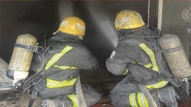 إخماد حريق في محل تجاري بالرياض .. فيديو