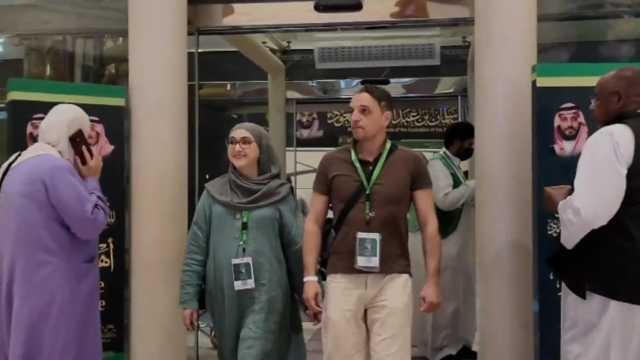 بوسنية تُفاجأ بقبولها في برنامج ضيوف خادم الحرمين قبل إقلاع الرحلة .. فيديو