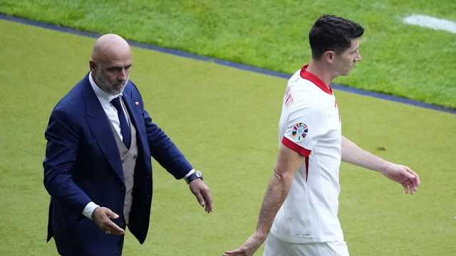 رئيس الاتحاد البولندي يتدخل لحل نزاع ليفاندوفسكي