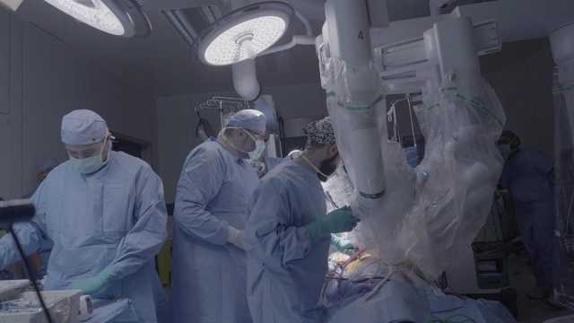 نجاح عملية استبدال صمام تاجي بمساعدة الروبوت في مكة