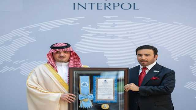 منح الأمير عبدالعزيز بن سعود وسام الإنتربول من الطبقة العليا