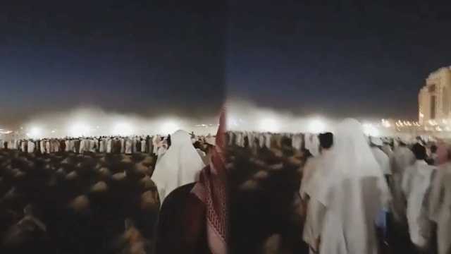 جموع المصلين بالمسجد النبوي‬⁩ تشيع جثمان الشيخ ربيع المدخلي.. فيديو