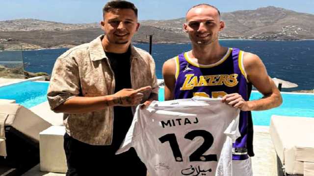 ميتاي يظهر بقميص الليكرز ويهدي معجبًا قميص الاتحاد.. صور