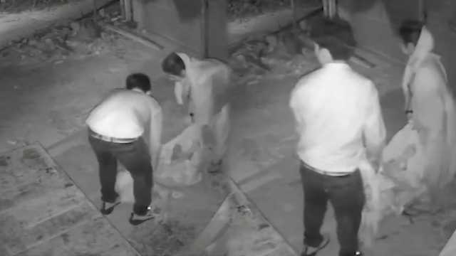 أبناء يلقون والدتهم التسعينية في البرد والعراء حتى الموت.. فيديو