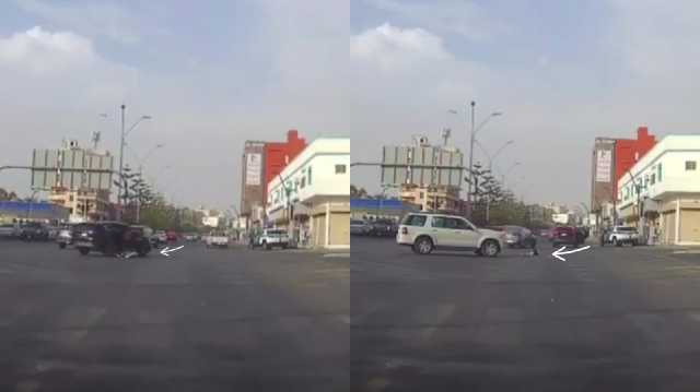 سقوط طفل من سيارة أثناء سيرها .. فيديو