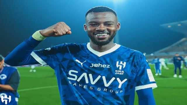 تمبكتي يؤدي العمرة قبل انطلاق معسكر الهلال الخارجي