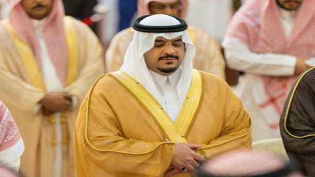 نائب أمير الرياض يؤدي صلاة الميت على الأمير فهد بن ثنيان