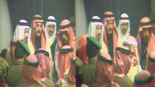 فيديو نادر للملك خالد رحمه الله وهو يصافح المواطنين في بريدة