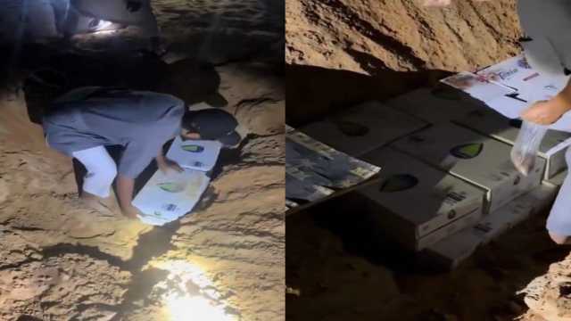 اشخاص يدفنون الزائد من كراتين الماء في موقعهم بالرمال للرحلة القادمة.. فيديو