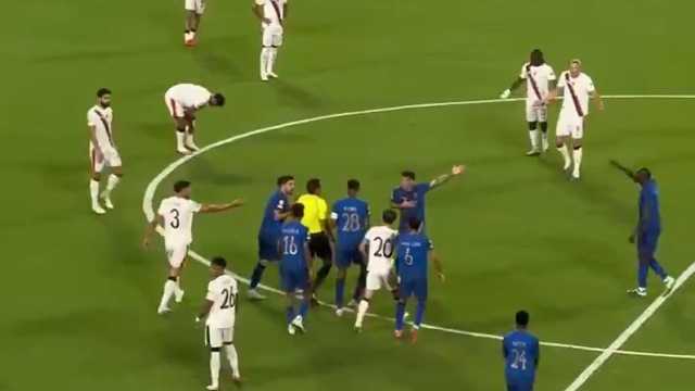 نيفيز ينفجر غضبًا على الحكم بعد احتساب هدف السيتي الأول .. فيديو