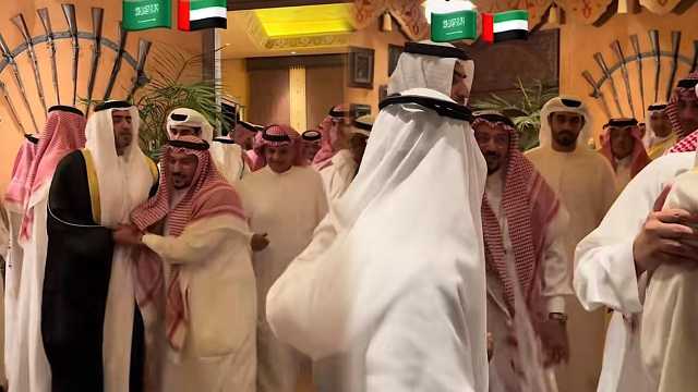 موقف أخوي بين أمير القصيم وسفير الإمارات : “طالع معك لو تحلف”
