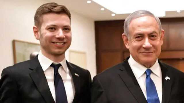 يائير نتنياهو يهاجم مقدم البودكاست الأمريكي روغان لعدم استضافة والده