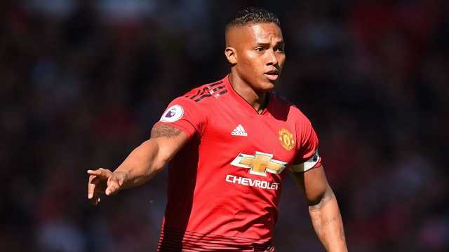 لاعب سابق بمانشستر يونايتد ينقذ شاباً من الانتحار