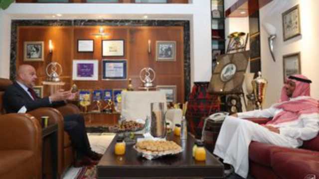 القنصل الأمريكي في جدة يزور نادي الاتحاد ويشيد بإرثه الرياضي .. صور