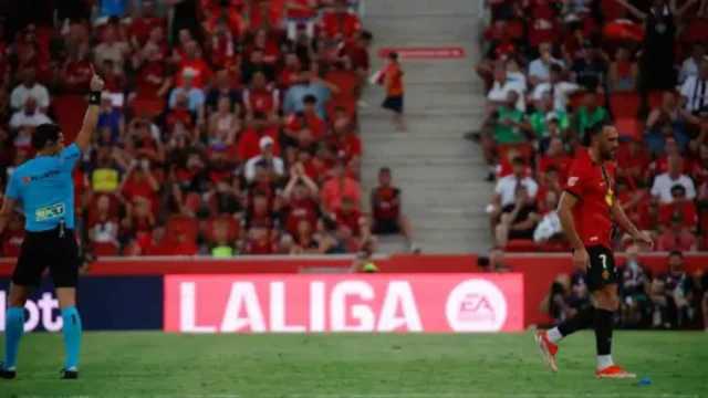 فضيحة تحكيمية في مباراة برشلونة ومايوركا تشعل الجدل بالدوري الإسباني .. فيديو