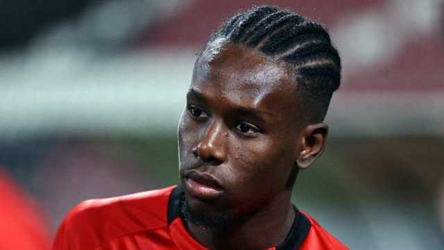 هوساوي يجتاز الفحوصات الطبية ويقترب من ارتداء قميص الأهلي رسميًا