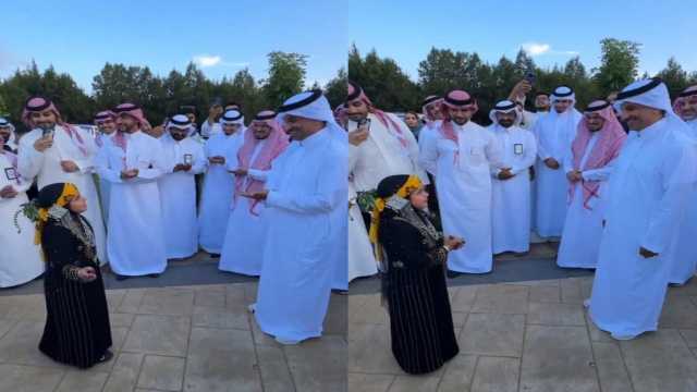 ‏وزير السياحة يعطي الطفلة ندى ترخيص إرشاد سياحي.. فيديو