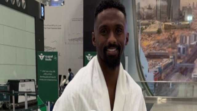 خليفة الدوسري متجه إلى مكة لأداء مناسك العمرة
