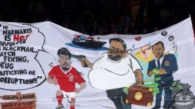 التحقيق في لافتة مسيئة لماركيناكيس خلال مواجهة كريستال بالاس وفورست