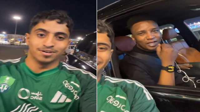 محمد نور يتفاعل مع مشجع أهلاوي ويظهر ساعته الاتحادية .. فيديو