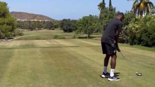 إيفان توني يستعرض مهاراته في الجولف ..فيديو
