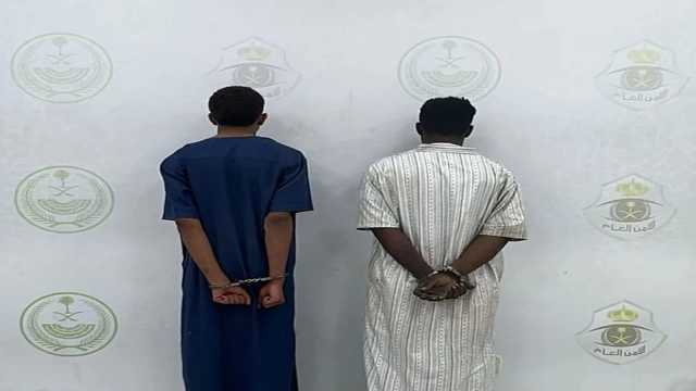 القبض على شخصين لسرقتهما مركبة آخر في وضع التشغيل بالرياض.. فيديو