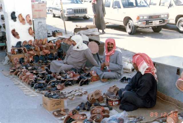 لقطة قديمة لبائع أحذية بالهفوف قبل 35 عام