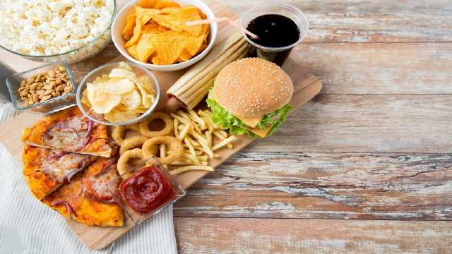 الشهيب: الوجبات السريعة والأغذية المصنعة تهدد الكلى