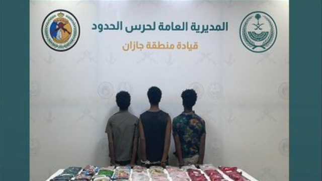 الإطاحة بـ 3 مخالفين لنظام الأمن لتهريبهم 44.9 كيلوجرامًا من الحشيش بجازان
