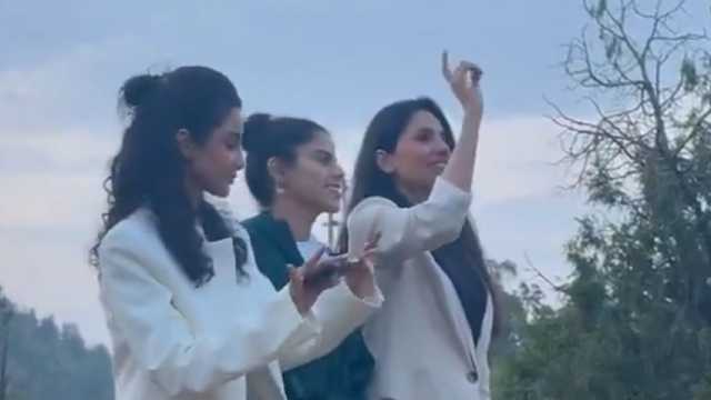 نجوم “شارع الأعشى” يشاركون جمهورهم العرضة الجنوبية في أبها ..فيديو