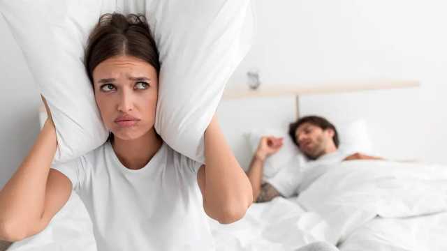 خبراء يكشفون 5 تمارين للتخفيف من الشخير.. من بينها الغناء