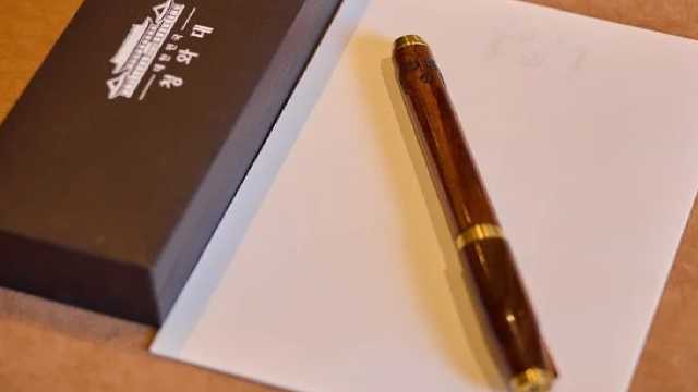 رئيس كوريا يهدي ترامب عصا غولف وسفينة تذكارية .. صور