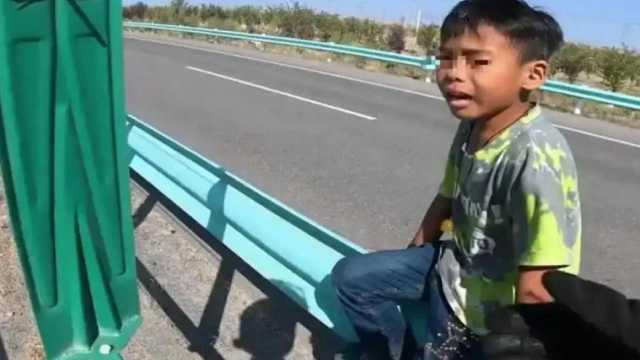 أب يعاقب طفله بتركه وحيداً على جانب طريق سريع‏.. صور