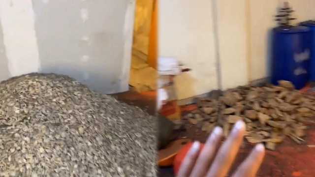 مواطن يستعرض مصنع عود بخور في إندونيسيا ..فيديو