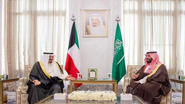 ولي العهد يستقبل رئيس مجلس الوزراء الكويتي