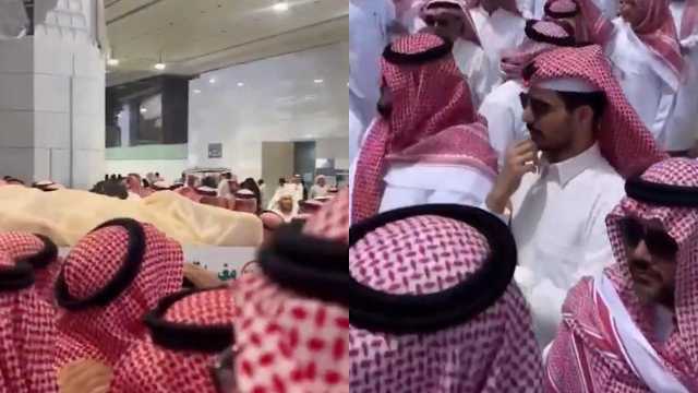 تشييع جثمان محمد القاسم بعد الصلاة عليه في المسجد الحرام في مشهد مهيب .. فيديو