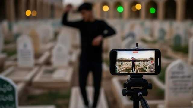 شاب يرقص بين القيور ويشعل غضب العراقيين