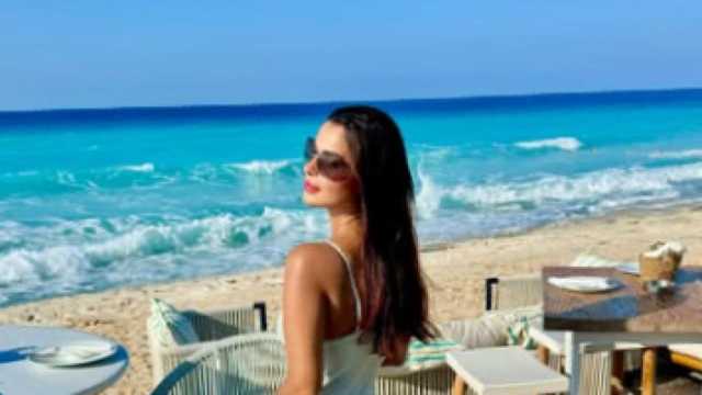 رانيا منصور تلفت الأنظار بفستان شفاف