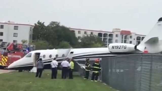 لحظة انزلاق طائرة خاصة واصطدامها بسور مطار شيكاغو .. فيديو