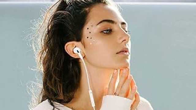 سماعات الأذن المفرطة قد تسبب آلامًا في الفك والرقبة