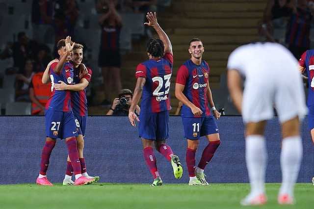 برشلونة يفوز على توتنهام برباعية ويتوج بكأس خوان جامبر