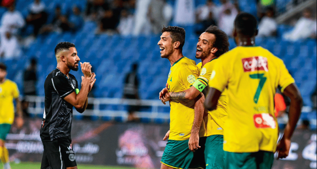 محمد شريف يقود الخليج للفوز على الشباب بثلاثية في الدوري السعودي للمحترفين.. فيديو