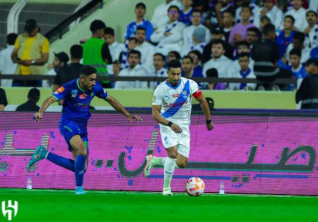 الهلال يعزز صدارته للدوري السعودي للمحترفين بثنائية في الفتح.. فيديو