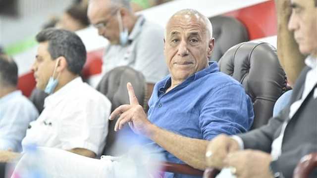 حسن لبيب يوزع المال على لاعبي الزمالك.. فيديو