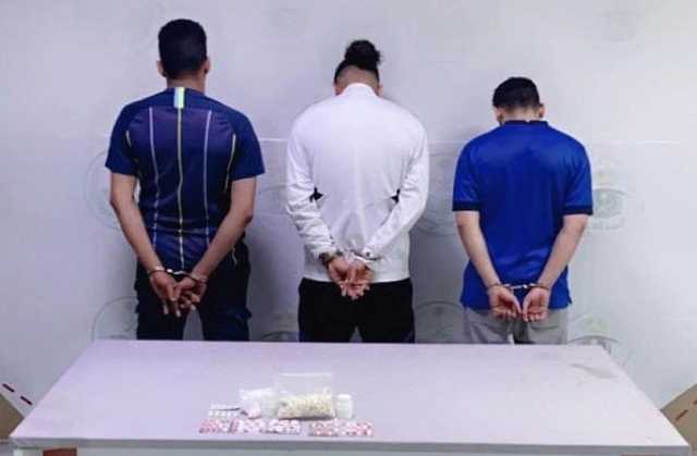 ضبط 3 أشخاص لترويجهم الحشيش وأقراصًا خاضعة لتنظيم التداول الطبي بالرياض