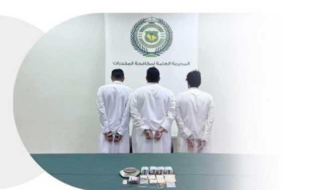 القبض على 3 مقيمين لترويجهم مادة الإمفيتامين المخدر بصبيا