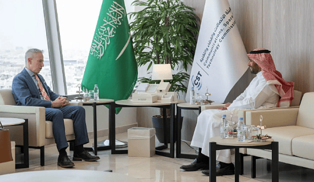 محافظ هيئة الاتصالات والفضاء والتقنية يستقبل السفير الأمريكي لدى المملكة